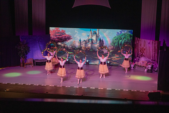 15 - Garland Dance 02